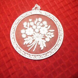 Stunning *** Hand EMROIDERED *** WALL HANGING  ~ 6 Inch Diameter